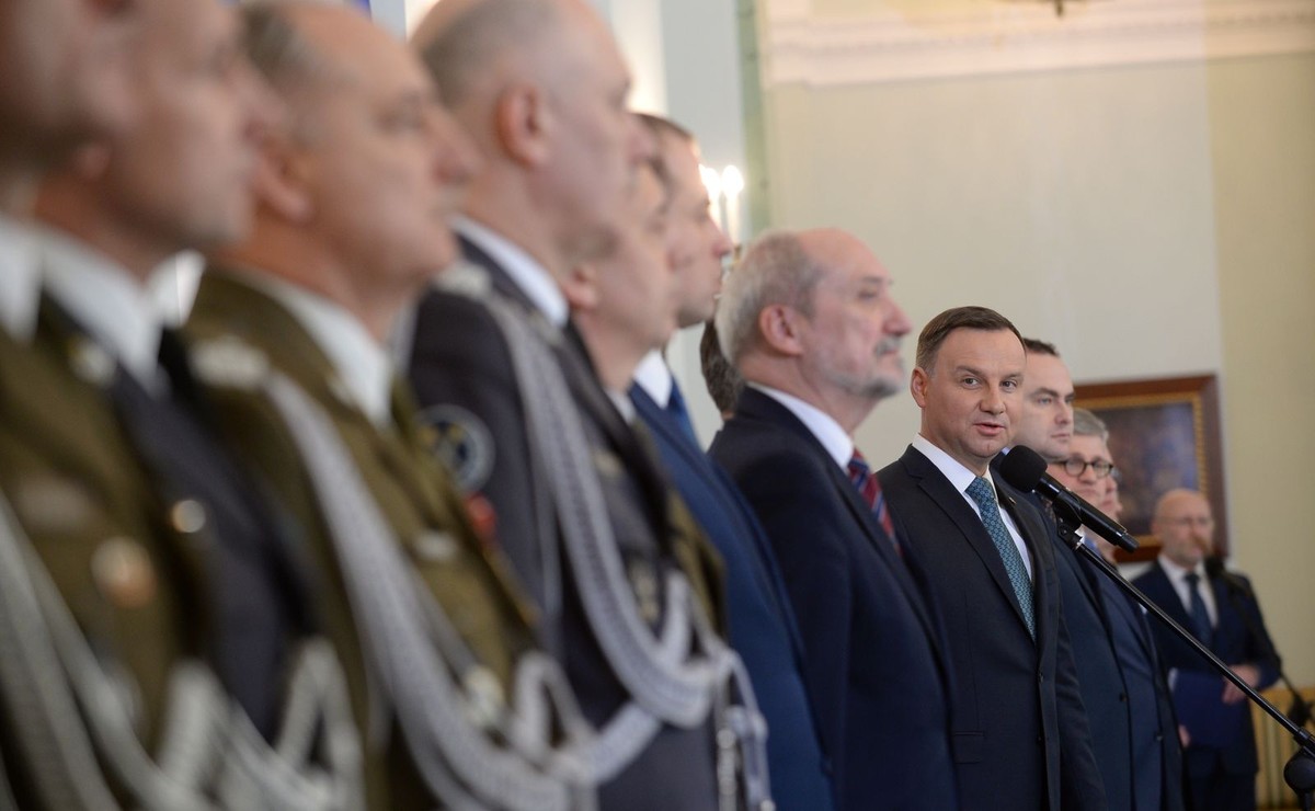 Prezydent Andrzej Duda podczas uroczystości wręczenia nominacji na szefa Sztabu Generalnego WP gen. broni Leszkowi Surawskiemu
