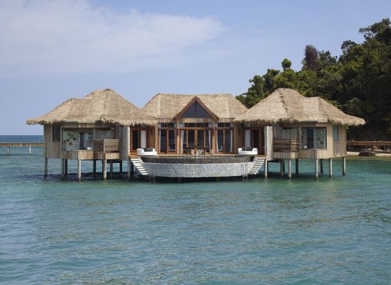 W cieplejszym – tropikalnym klimacie – rezydencja wygląda zupełnie inaczej. Przykładem może być wakacyjny dom o powierzchni 300 m kw. na wyspie w zatoce tajlandzkiej. Dom jest jedną z 27 nieruchomości wzniesionych w luksusowym kompleksie. Na wyspie znajduje się spa, plażowe centrum jogi, centrum sportów wodnych oraz restauracja serwująca potrawy kambodżańskiej kuchni. Cena to 1,5 mln dolarów, czyli około 5,6 mln zł.  Zdjęcie: Dom, Kambodża, źródło CBRE