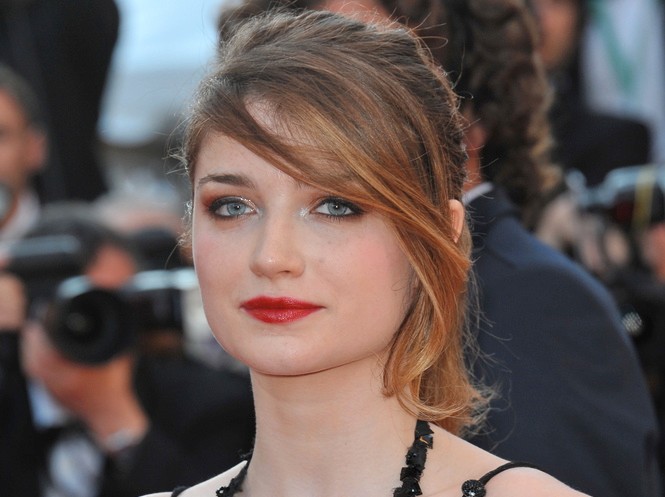 Córka Paula Davida Hewsona, znanego jako Bono, zadebiutowała jako czternastolatka w krótkometrażowym filmie 'Lost and Found'