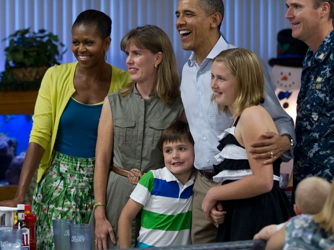 Michelle Obama w kolorowych kreacjach na wakacjach na Hawajach. Neonowe barwy, wyraziste desenie