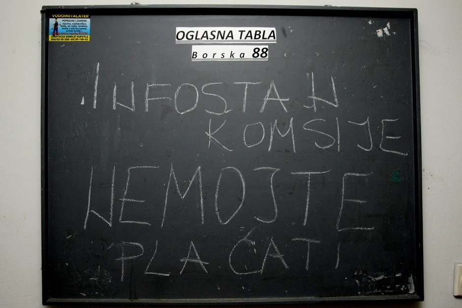 Stanari su čak napisali i upozorenje na oglasnoj tabli