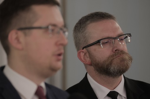 30.03.2021 Warszawa , Sejm . Poslowie Konfederacji od lewej : Robert Winnicki i Grzegorz Braun podczas konferencji prasowej w nt: Stanowisko Konfederacji ws. Funduszu Odbudowy .Fot. Slawomir Kaminski / Agencja Gazeta