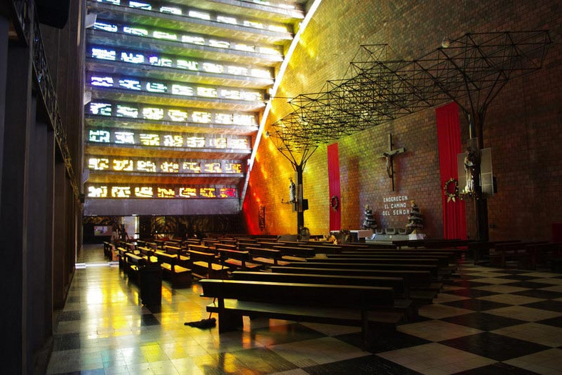 Wnętrze kościoła El Rosario: „Wchodzimy więc w burzę kolorów, tak ciepłą i ogarniającą wszystko, że to aż niewiarygodne”.