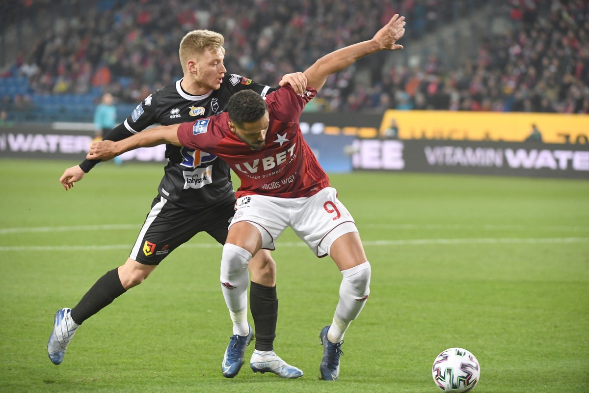 Zawodnik Wisły Kraków Hebert Medeiros Dos Santos (P) i Bartosz Bida (L) z Jagiellonii Białystok podczas meczu 21. kolejki piłkarskiej Ekstraklasy