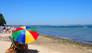 Sedenje ispod suncobrana na plaži ne pruža dovoljnu zaštitu od UV zračenja i opekotina