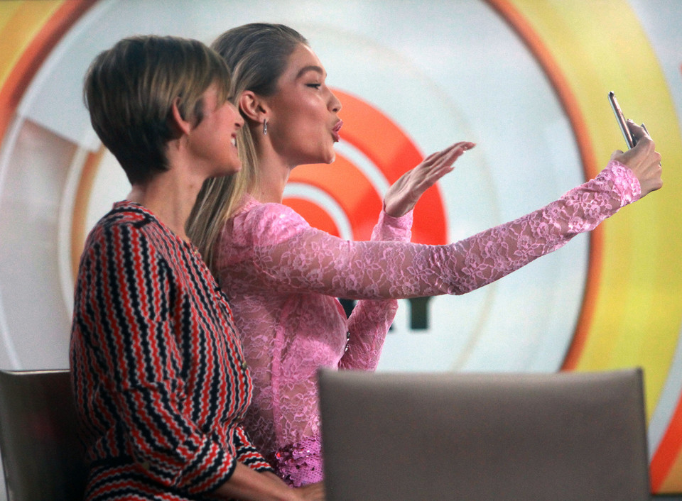 Gigi Hadid w różowej stylizacji na nagraniu "Today show"