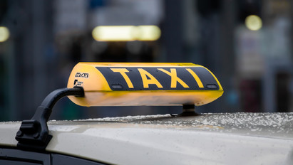 Ennek nem sokan örülnek: hétfőtől jelentősen drágul a taxizás Budapesten, ennyibe kerül majd egy fuvar 