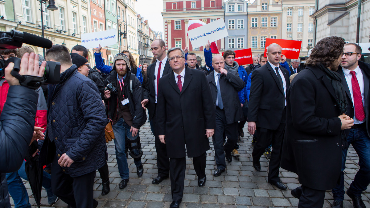 Kilkaset osób pojawiło się dzisiaj na poznańskim Starym Rynku na spotkaniu z prezydentem Bronisławem Komorowskim. Poznań to nie tylko miasto mojego dzieciństwa, ale także region polskiej racjonalności, umiaru i konsekwentnych postaw patriotycznych - podkreślił prezydent.