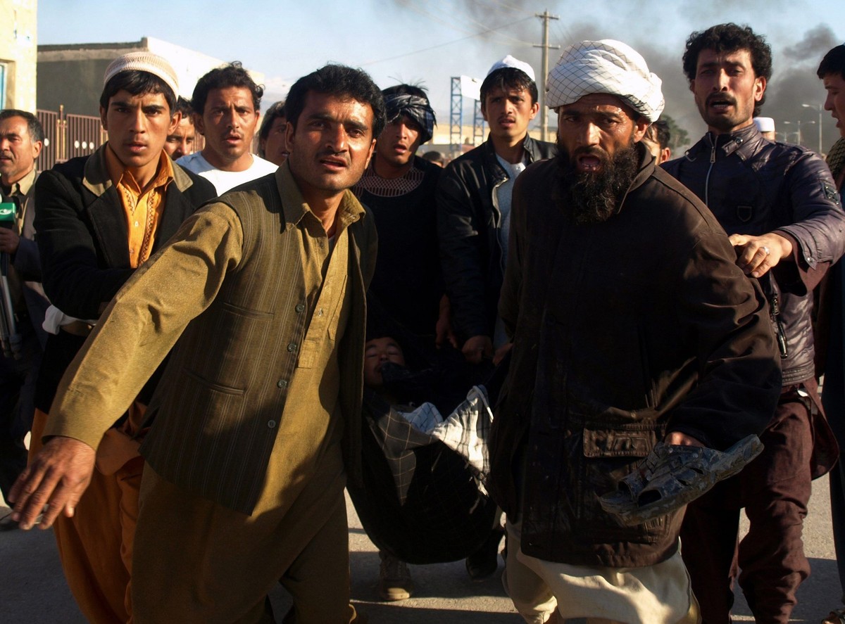 Protest w Mazar-e Szarif, tuż przed szturmem na budynek ONZ