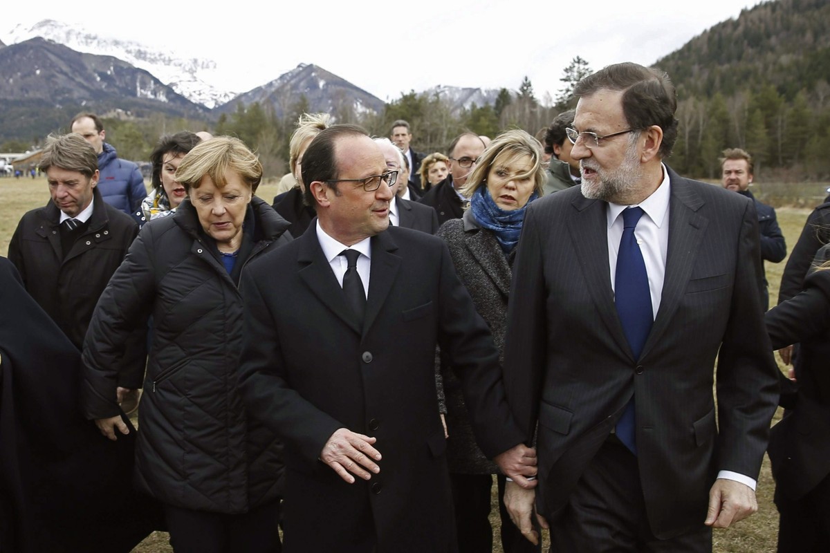 Angela Merkel, Francois Hollande, Mariano Rajoy na miejscu katastrofy samolotu Germanwings