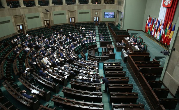 PiS wygrałoby wybory, ale PO zmniejsza straty do lidera. NOWY SONDAŻ