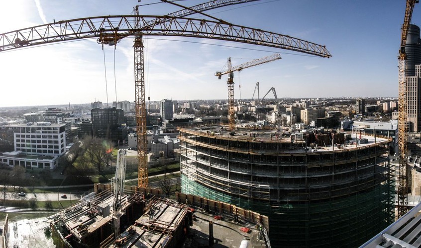Powoli dobiega końca także budowa drugiego budynku bocznego. Budynek C ma już 14 z 15 pięter. Jednocześnie rozpoczął się proces montowania elewacji biurowca. Na całym placu budowy Warsaw Spire pracuje równocześnie ponad 500 pracowników i 5 żurawi.