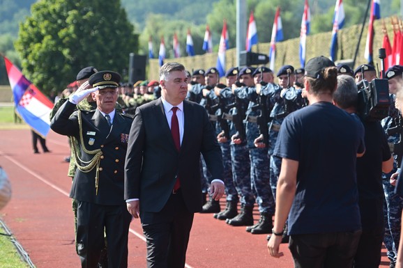 "MA ŠTA NAS BRIGA, NEKA KMEČE" Jedan sasvim neobično običan dan na Kninskoj tvrđavi ili kako se to mir gradi iz spaljenih ruševina