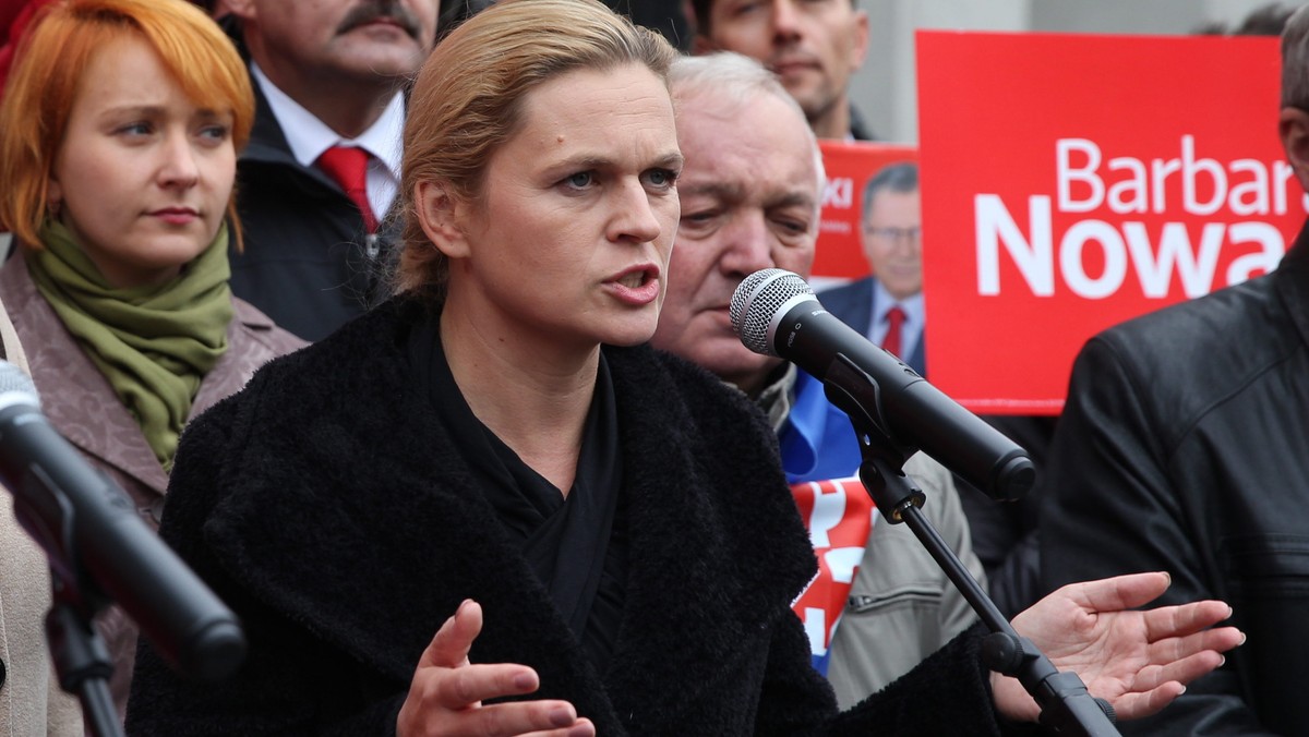 Liderka Zjednoczonej Lewicy Barbara Nowacka oraz szef PSL Janusz Piechociński zaapelowali do premier Ewy Kopacz (PO) oraz kandydatki PiS na premiera Beaty Szydło, by wzięły udział w debacie ośmiu komitetów wyborczych 20 października. Zaplanowaną na poniedziałek debatę między Kopacz i Szydło Nowacka nazwała "żenującą ustawką".