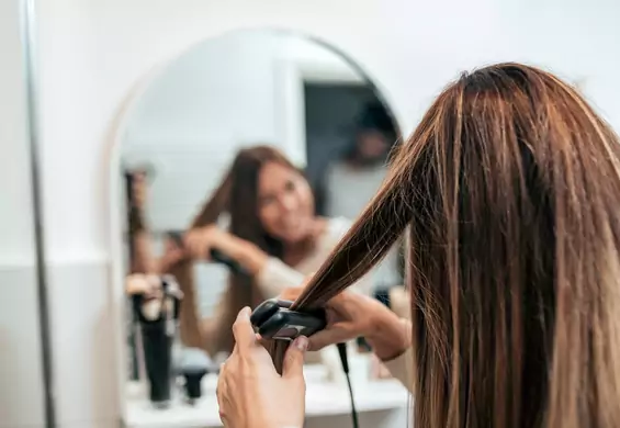 Prostownica parowa — mniej niszczy włosy i jest skuteczniejsza niż tradycyjna
