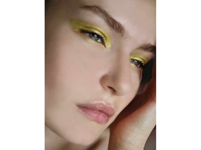 Modny będzie makijaż oczu wykonany wyłącznie żółtym cieniem
