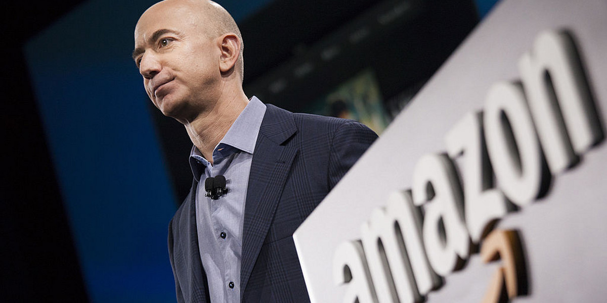 Jeff Bezos wykorzystuje cztery strategie, aby w Amazonie panował "Dzień 1." Jedna z nich to zachwycenie klientów