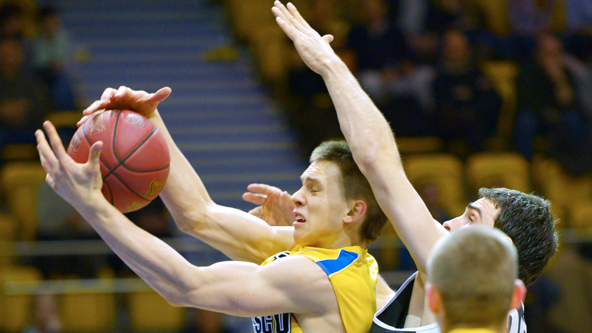 Stelmet Zielona Góra nie poddaje się w walce o najwyższe laury w Tauron Basket Lidze i zrewanżował się Asseco Prokomowi Gdynia wygrywając mecz 80:75 (29:16, 9:17, 19:21, 23:21). Świetny występ w barwach Stelmetu zanotował Łukasz Koszarek, jeszcze do niedawna gwiazda Prokomu.