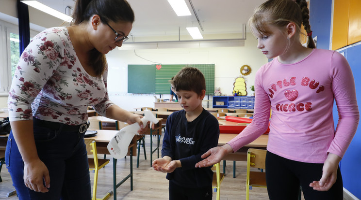 Bogi néni fertőtleníti a gyerekek kezét az Ady Endre Református Általános Iskolában /Fotó: Fuszek Gábor