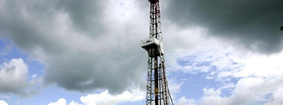Wieża wiertnicza do wiercenia w poszukiwaniu złoża gazu łupkowego