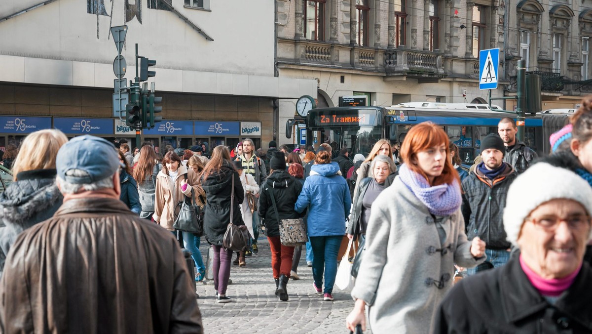 Niemal połowa (47 proc.) Polaków uważa, że rozwój sytuacji w kraju zmierza w złym kierunku. Przeciwnego zdania jest jedna trzecia (35 proc.) badanych, a 18 proc. nie potrafiło wyrazić opinii na ten temat - wynika z listopadowego sondażu CBOS.