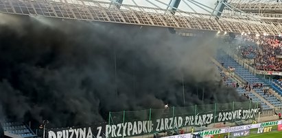 Mocne sceny na stadionie Wisły. Kłęby czarnego dymu przesłoniły całą trybunę! [WIDEO]