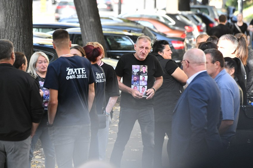 Članovi porodice nastradalih u Malom Orašju i Duboni