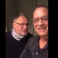 Tom Hanks śpiewa "Sto lat" po polsku. Z okazji urodzin pewnej Polki