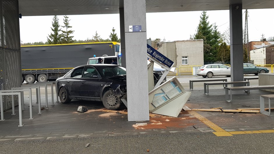 Kierujący audi rozbił auto na dworcu PKP