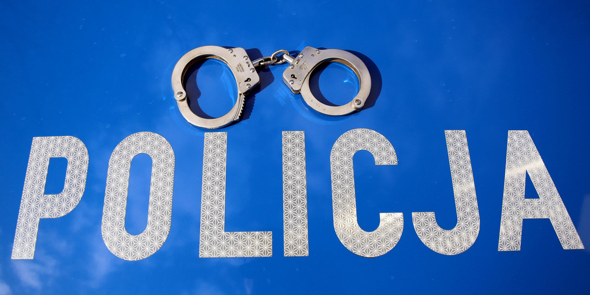 Policja zatrzymała trzech nastolatków, którzy okradli stoisko z biżuterią
