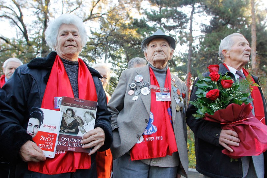 Poštovaoci Jovanke Broz od jutros isped Kuće cveća
