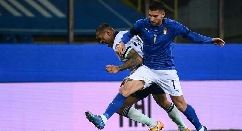 Italy midfielder Lorenzo Pellegrini (R) pulled up injured in training. Creator: Marco BERTORELLO