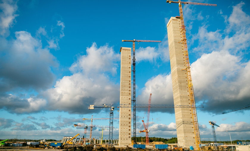 Wysokie na ponad 100 metrów pylony, których budowa ruszyła w 2018 roku, zostaną wyburzone.