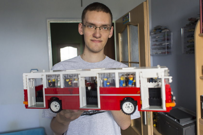 Mateusz Wawrowski trzyma autobus z klocków Lego