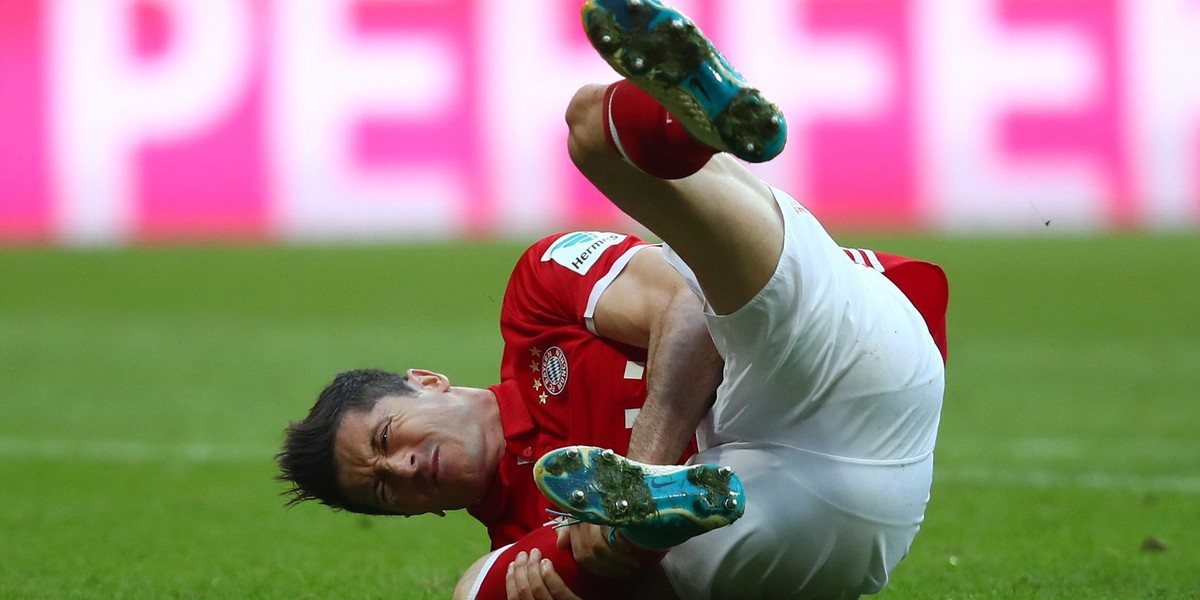 Robert Lewandowski – brutalny faul Marca Bartry na meczu z Borussią