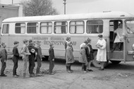 Dzieci oczekujące na badanie zębów przed objazdowym gabinetem stomatologicznym, mieszczącym się w autobusie Związkowego Ośrodka Lekarsko-Dentystycznego