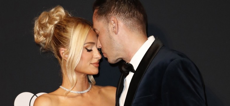 "Macierzyństwo ją uszlachetniło". Fani o prezencji Paris Hilton na pierwszym wyjściu po tym, jak została mamą [FOTO]