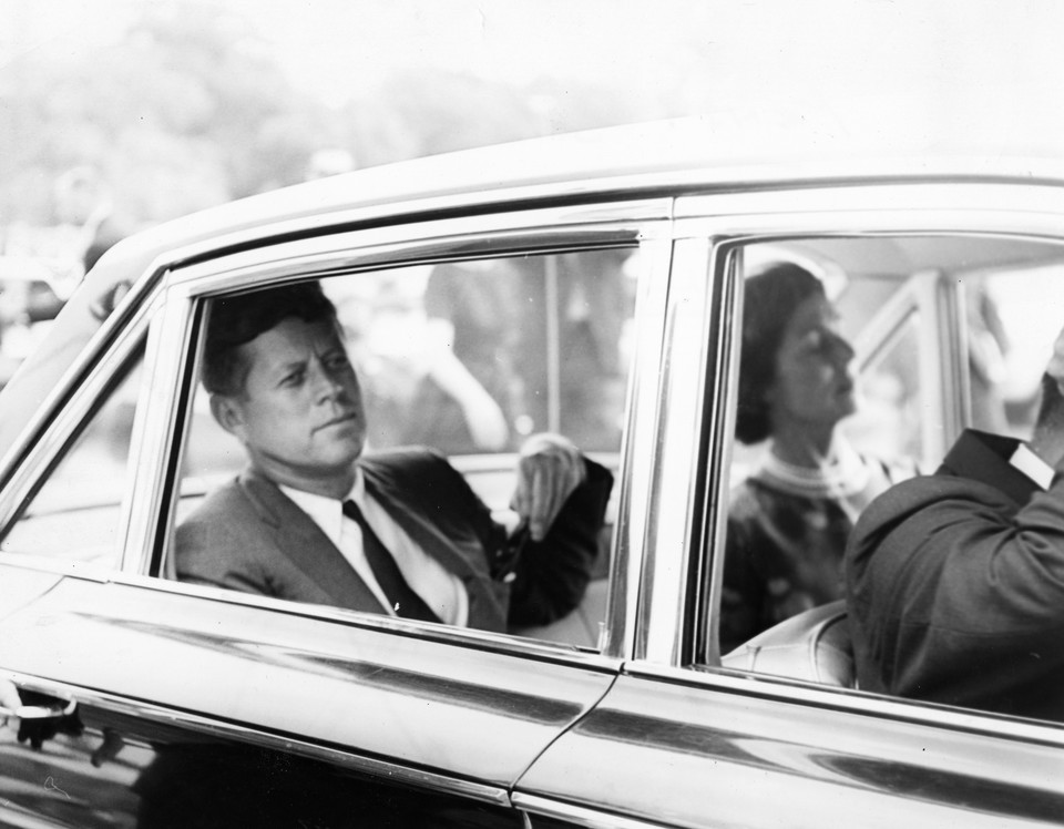 JFK i Jackie Kennedy chowają synka 