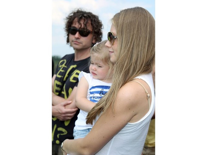 Modelka Agata Rubik wraz z córką Heleną. W tle szczęśliwy tata – Piotr Rubik