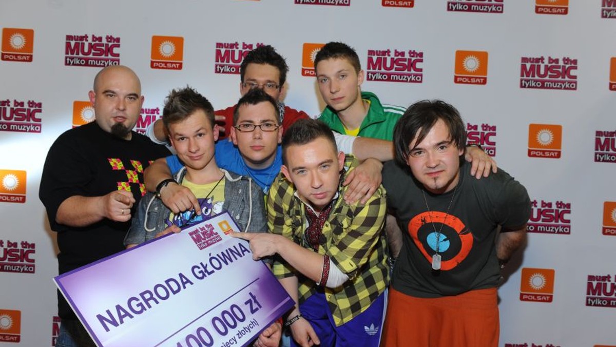 Utwór "Radio Hello" został wybrany Przebojem Lata 2011 przez słuchaczy RMF FM