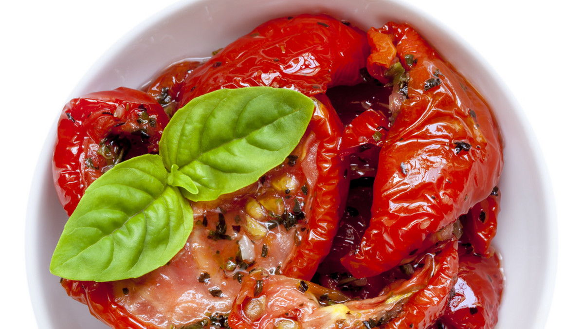Jakie pomidory są najlepsze? Te, które pachną - doradza kucharz Jakub Kuroń. Poleca też PAP Life przepis na popisowe danie - krem z cukinii z pieczonymi pomidorami i miętą.