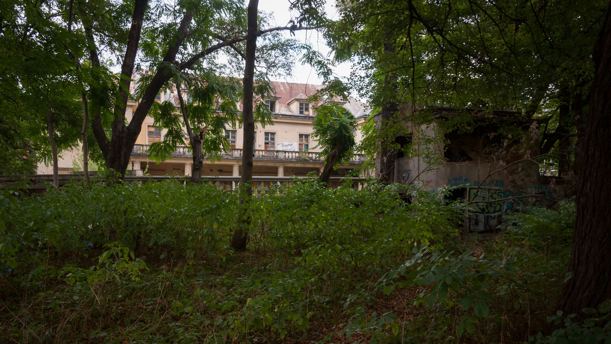 Zielone tereny przy ulicy Szlak wciąż pozostają niedostępne dla mieszkańców. Ziemia należy do księży. Ci mieli otworzyć park Jalu Kurka dla mieszkańców już w wakacje zeszłego roku. Tak się jednak nie stało. Tymczasem miejscy urzędnicy przygotowują niezbędne dokumenty potrzebne do przekazania kościołowi ziemi. Grunta warte 3,4 miliona złotych duchowni kupią za 68 tysięcy złotych.