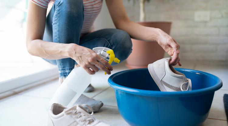 Nincs otthon cipőtisztító? Nem baj, a konyhádban is találhatsz! Fotó: Getty Images