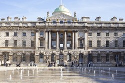 Somerset House w płomieniach. Większość zbiorów malarstwa pozostaje niezagrożona