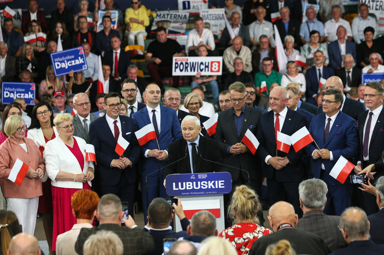 Według Jarosława Kuisza prezes PiS pilnuje nie tylko kierunku, w którym ma zmierzać kraj, ale także i jego partia. — Dobrze wie, że w polskim systemie ustrojowym to formacje polityczne mają kolosalne znaczenie. Pilnuje tego poletka. Dzięki temu faktycznie zmienia konstytucję — słyszymy