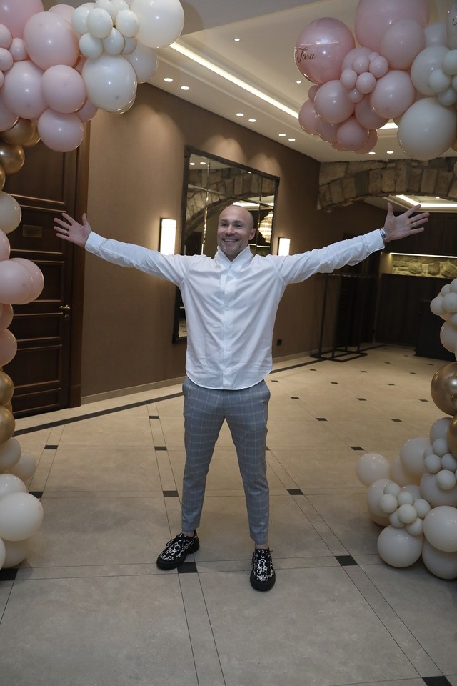 Tu su se našli baloni u beloj, roze i zlatnoj boji. 