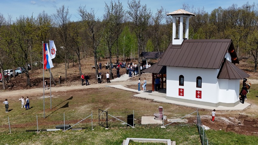 Osveštava se mala crkva velikog imena u srpskom selu na obroncima Suvobora