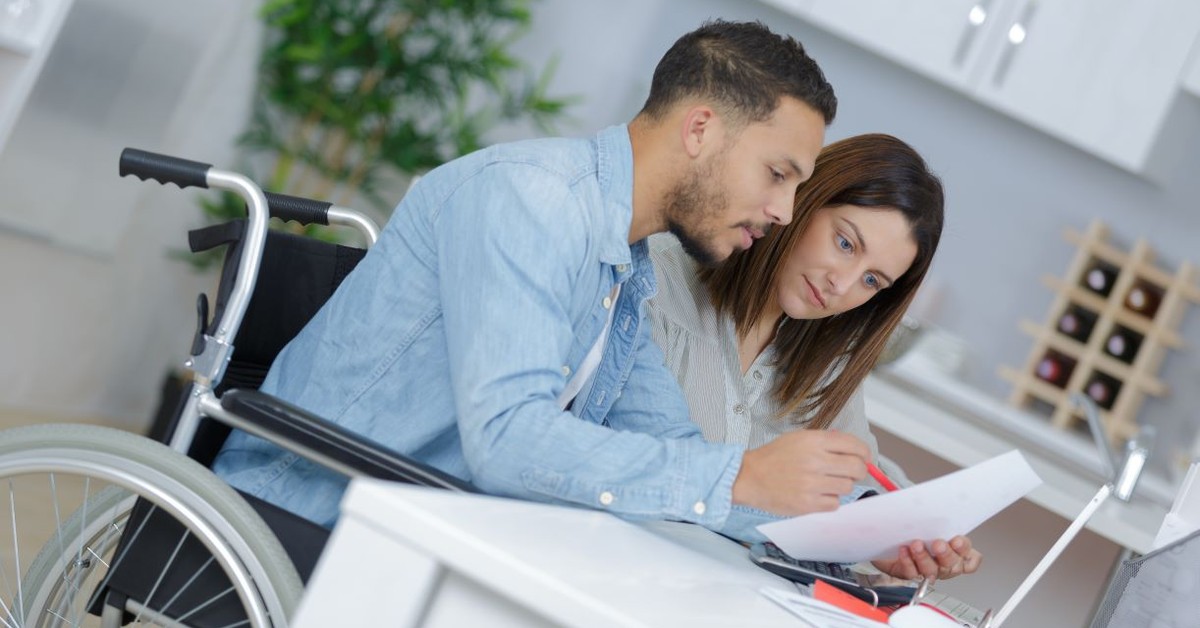 Pracownik z niepełnosprawnością 2024/2025: poznaj 6 kluczowych przywilejów