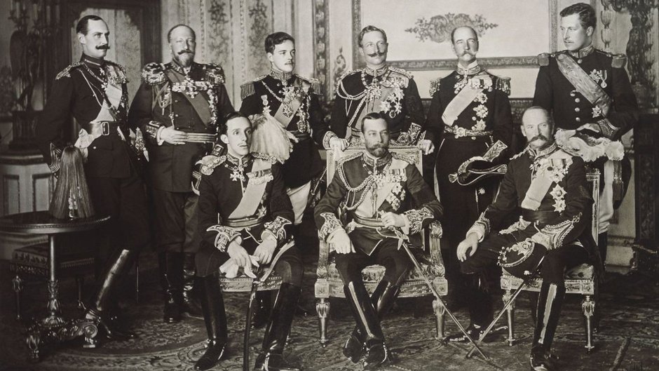 Od lewej stoją: król Norwegii Haakon VII, król Bułgarii Ferdynand I Koburg, król Portugalii Manuel II, cesarz niemiecki i król Prus Wilhelm II, król Grecji Jerzy I, król Belgii Albert I Koburg. Od lewej siedzą: król Hiszpanii Alfons XII, król Wielkiej Brytanii Jerzy V oraz król Danii Fryderyk VIII