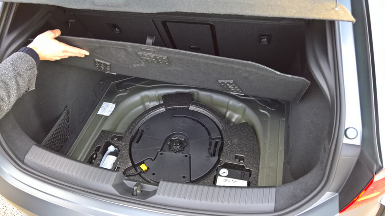 Subwoofer BeatsAudio jest seryjny. Gra mocno i dosadnie. Koła zapasowego brak. Seta Leon Cupra R